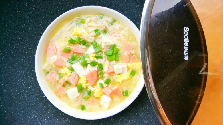 鲜香浓郁的菌菇豆腐汤,开吃。