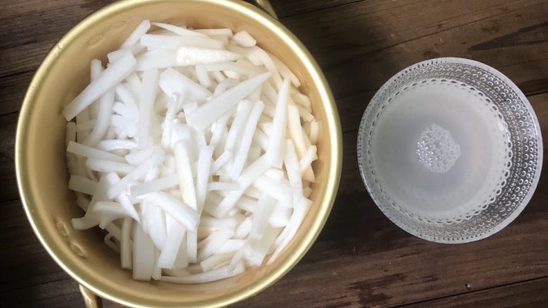 爽口腌萝卜,半个小时后将白萝卜“杀出”的水分倒在另一个碗里