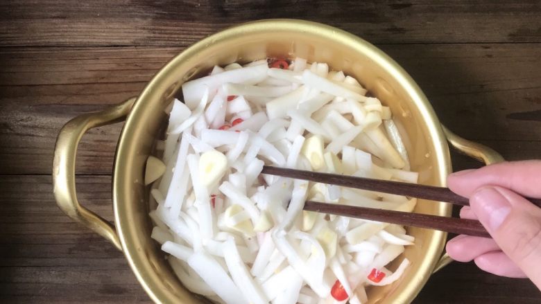 爽口腌萝卜,用筷子将所有食材搅拌均匀