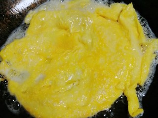 黄瓜炒鸭蛋,煎好盛出