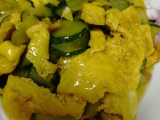 黄瓜炒鸭蛋,盛盘