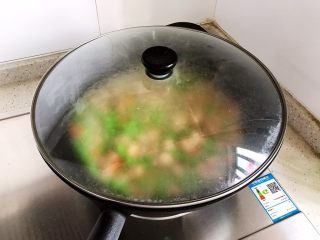 胡萝卜毛豆炒鸡丁,盖上锅盖，转小火焖煮3.4分钟