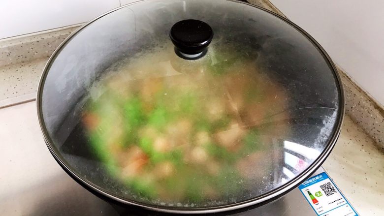 胡萝卜毛豆炒鸡丁,盖上锅盖，转小火焖煮3.4分钟