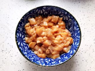 胡萝卜毛豆炒鸡丁,抓均匀，腌制15分钟