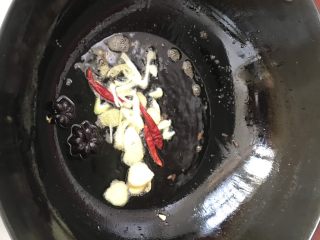 茄丁拌面,葱姜、八角、干红椒下入锅中爆香