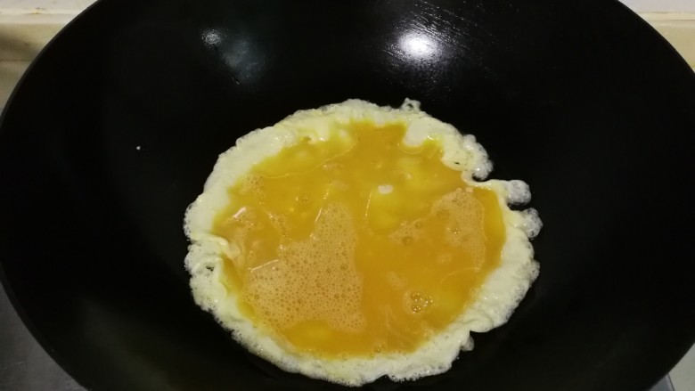 酸甜可口的番茄炒鸡蛋,热锅热油放入蛋液