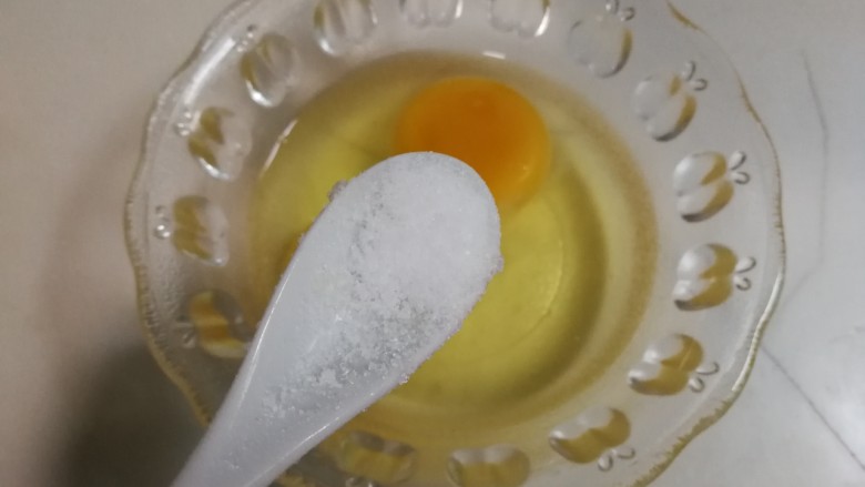 酸甜可口的番茄炒鸡蛋,鸡蛋打入碗中，放入少许盐