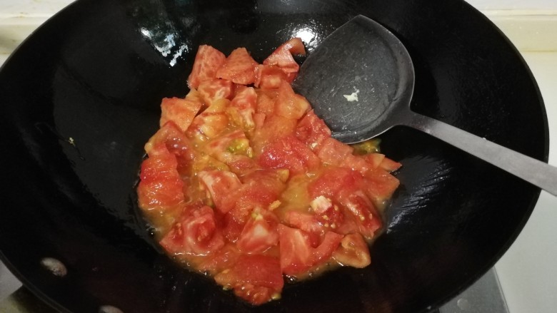 酸甜可口的番茄炒鸡蛋,锅中放入适量油，放入番茄