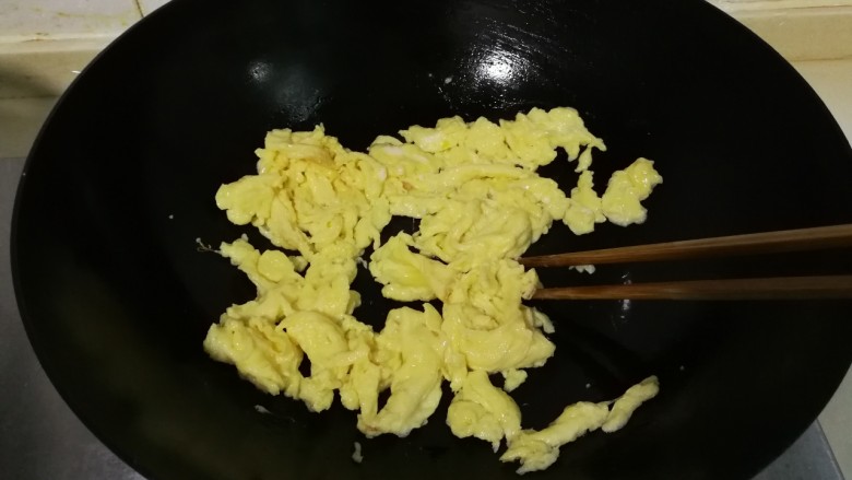 酸甜可口的番茄炒鸡蛋,用筷子快速划熟划成小块，盛出
