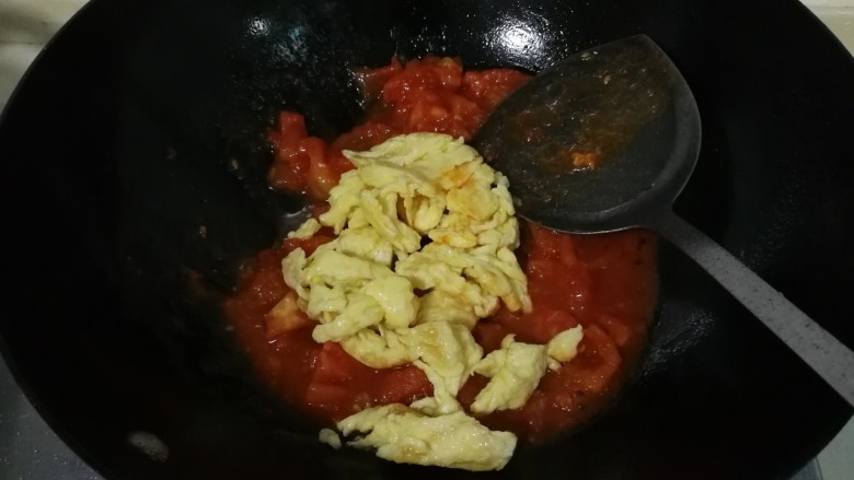 酸甜可口的番茄炒鸡蛋,放入炒熟的鸡蛋