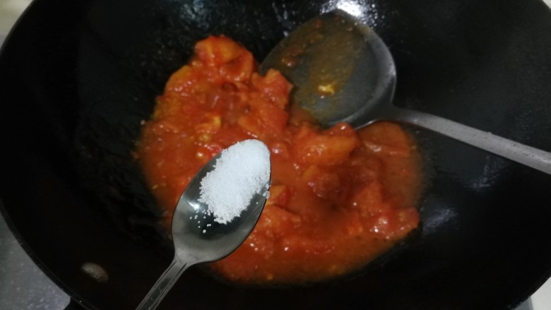 酸甜可口的番茄炒鸡蛋,放入少许盐