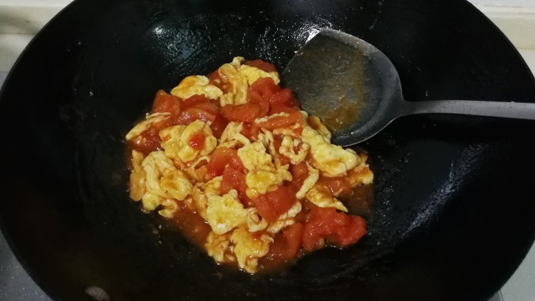 酸甜可口的番茄炒鸡蛋,翻炒均匀