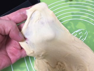 芝士鱼肠面包,检查能否出手套膜。