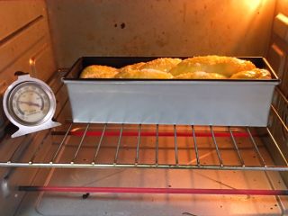 芝士鱼肠面包,烤箱预热至180度，烤制20分钟，上色满意加盖锡纸。