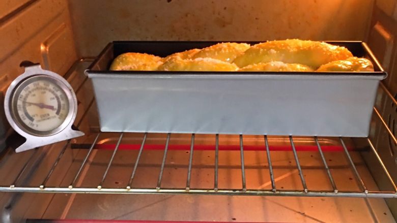 芝士鱼肠面包,烤箱预热至180度，烤制20分钟，上色满意加盖锡纸。