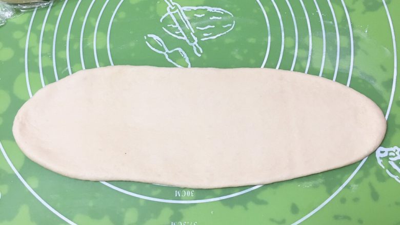 芝士鱼肠面包,将剂子擀成椭圆形。