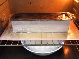 芝士鱼肠面包,烤箱发酵档，底部放一碗热水，发酵60分钟。