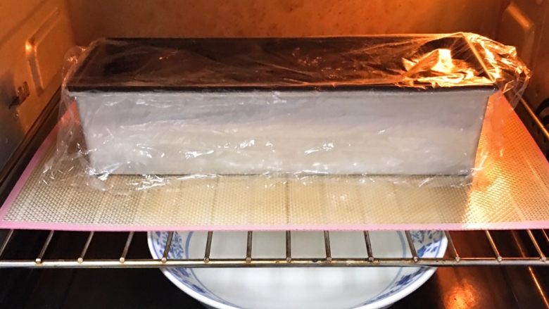 芝士鱼肠面包,烤箱发酵档，底部放一碗热水，发酵60分钟。