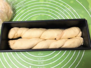 芝士鱼肠面包,卷好的两根面条放入吐司盒中。