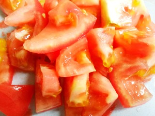 番茄火腿意面,切小块。