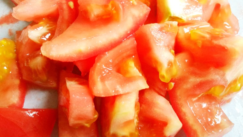 番茄火腿意面,切小块。