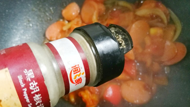 番茄火腿意面,一勺黑胡椒粉。