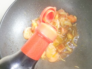 番茄火腿意面,加一勺生抽。