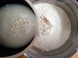 粽子饼夹&肉末梅干菜,酵母粉用温水冲开，少量多次加入面粉中。