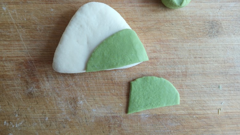 粽子饼夹&肉末梅干菜,将牛舌对折（刷油面朝内相对），造型成三角形，用绿色面团造型成粽叶，用水贴在三角形上。