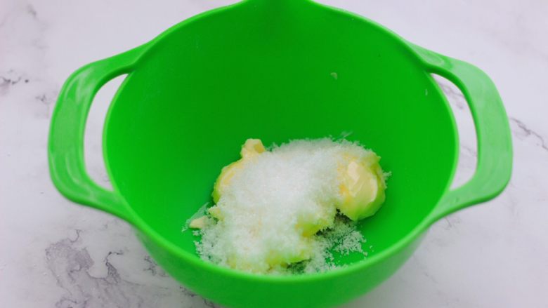 酥掉渣的玛格丽特杏仁饼干,把糖粉过细筛后，放入黄油容器中。