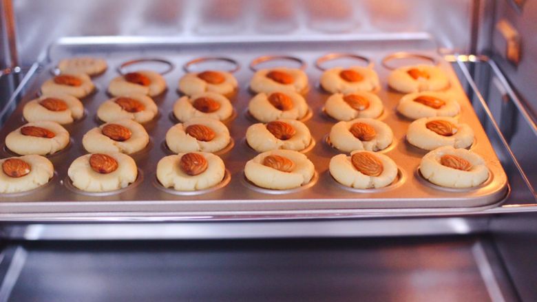 酥掉渣的玛格丽特杏仁饼干,烤箱170度提前预热10分钟，把做好的饼干放入ACA北美烤箱中层。