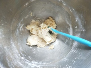 豆沙面包卷,然后加入牛奶，鸡蛋液，酵母搅拌成棉絮状