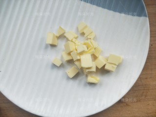 豆沙面包卷,黄油切小块，室温软化。