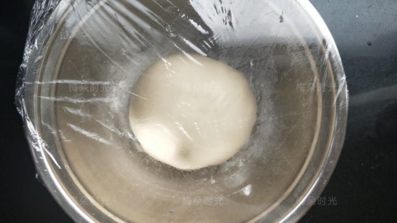 豆沙面包卷,整圆放入盆中，盖保鲜膜发酵。
