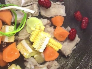 排骨玉米萝卜汤,加葱姜，玉米，胡萝卜，大枣