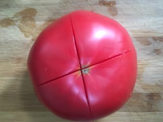 西红柿鸡蛋面,西红柿洗净后在顶部划十字刀