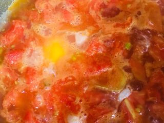 西红柿鸡蛋面,放入适量的清水烧开后磕入鸡蛋，不要搅动，转中小火慢慢煮至鸡蛋定型