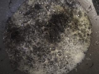 茶香排骨,待茶叶干水后放入油继续翻炒，放入薄荷。炒出香味