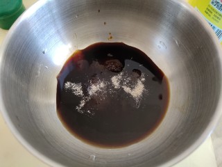 培根金针菇卷,白糖一勺拌匀