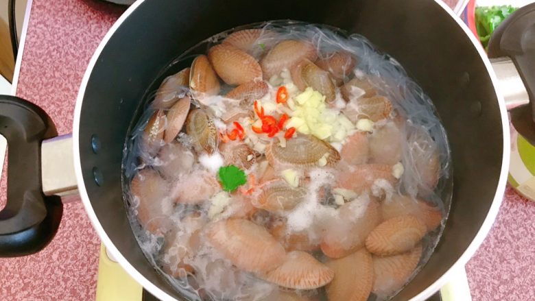 粉丝花蛤煲,姜、蒜、小辣椒一起放入。