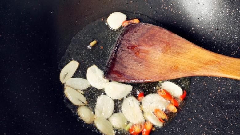 皮蛋苋菜,锅内放油，放大蒜，小米椒爆香。