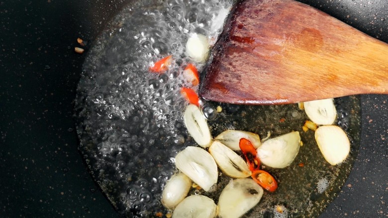 皮蛋苋菜,放小半碗清水，烧开。