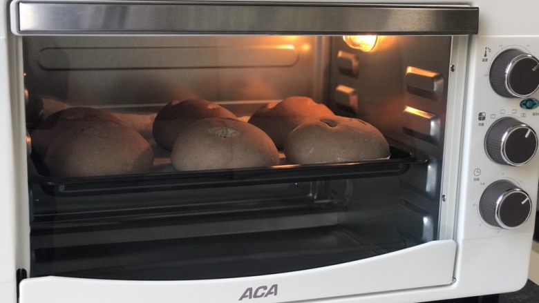 可可奶酥软欧,烤箱190度预热好，將有面团的烤盘放入烤箱中层,现在蒸汽加烘烤功能，190度烤18分钟。没有蒸汽功能的底部再放一个烤盘，倒1杯水，快速將烤箱门关上制造水汽。