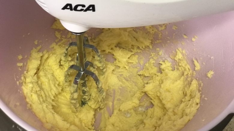 可可奶酥软欧,发面期间可以制作奶酥馅：把软化好的黄油加糖粉进行慢速搅拌打发。