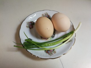 蒸鸡蛋羹,准备好鸡蛋，葱