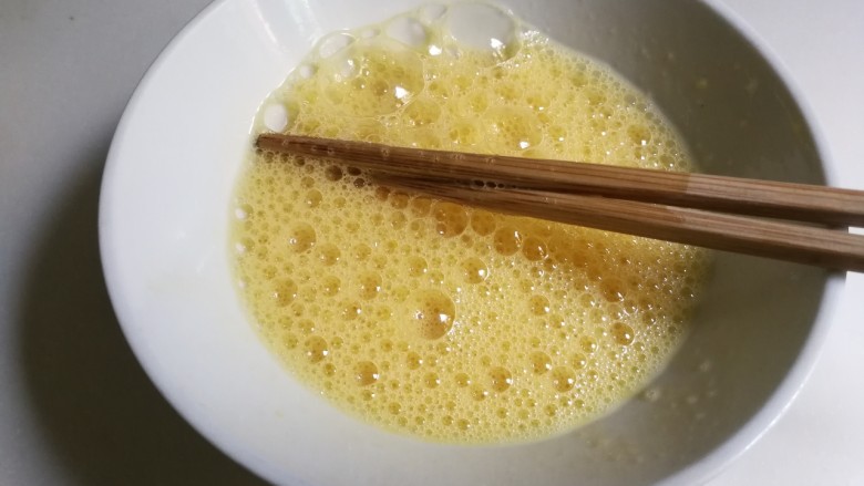 蒸鸡蛋羹,用筷子打散