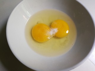 蒸鸡蛋羹,鸡蛋打入碗中放入一点点盐
