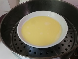 蒸鸡蛋羹,蒸锅水开放入鸡蛋蒸八分钟焖三分钟