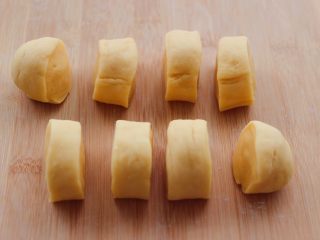胶东喜饼,用手搓成长条，分成大小一样的小面团。