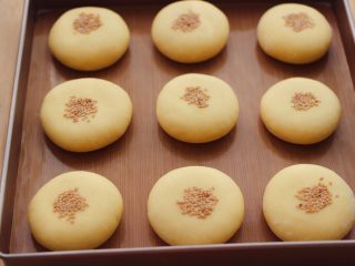 胶东喜饼,把做好的喜饼生胚，放入垫好油纸的烤盘中，要有间隔距离。